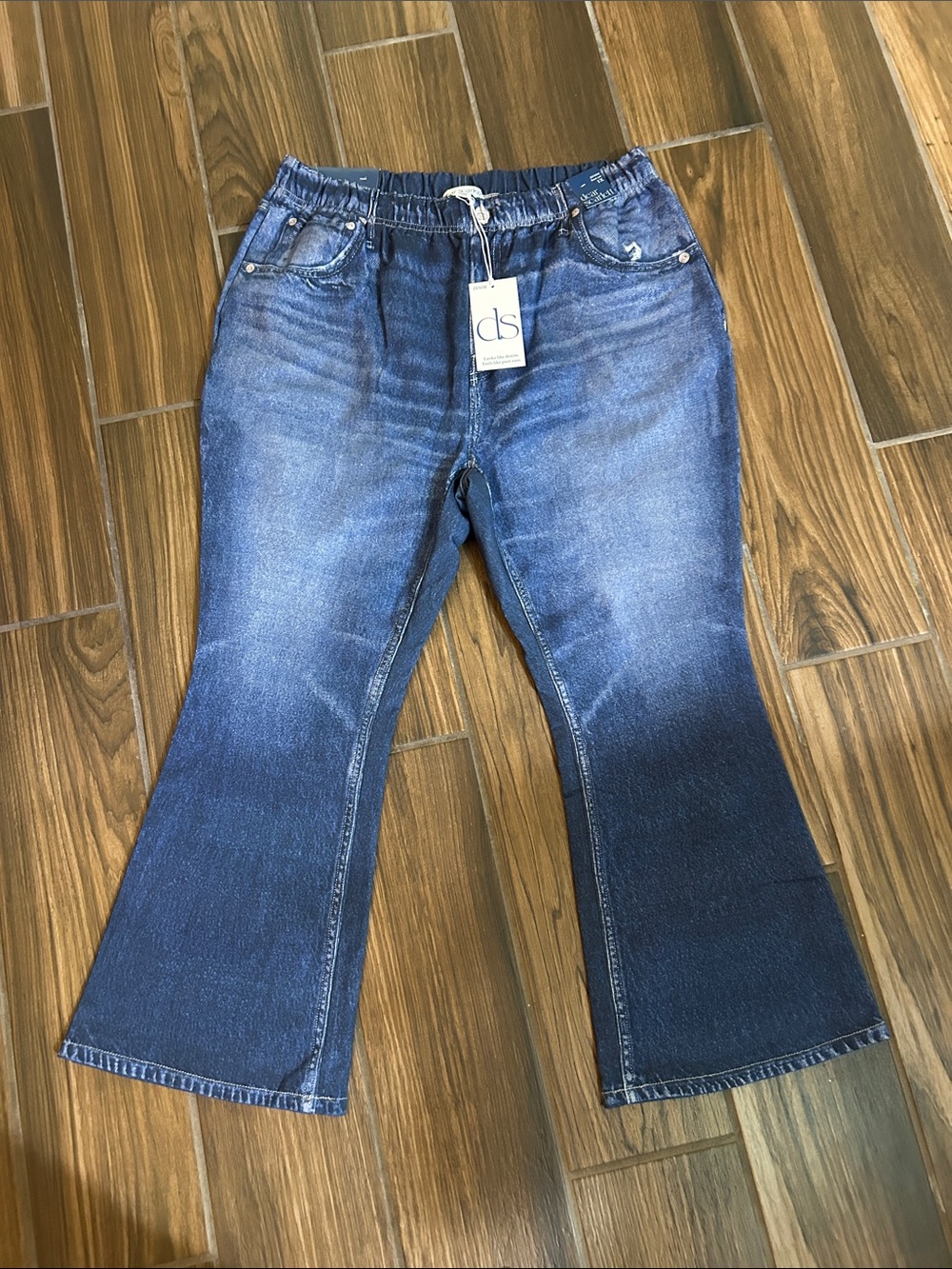 Dear Scarlett Women's Boot Cut Jeans in Dark Blue Wash - Picture 2 of 3